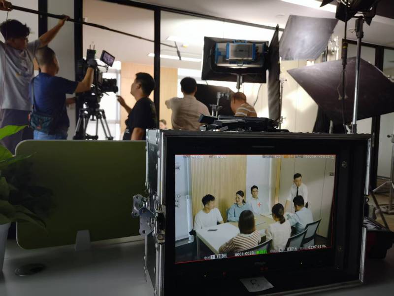 寻乌县TVC拍摄公司：科技产品视觉化大师，诠释未来感与功能美学